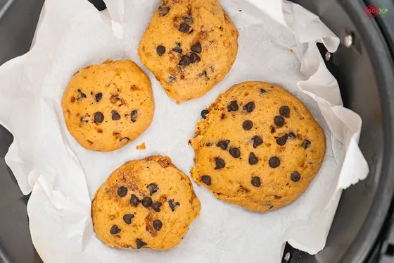 Air fryer chocolate chip cookies by Chef Jasbir Singh